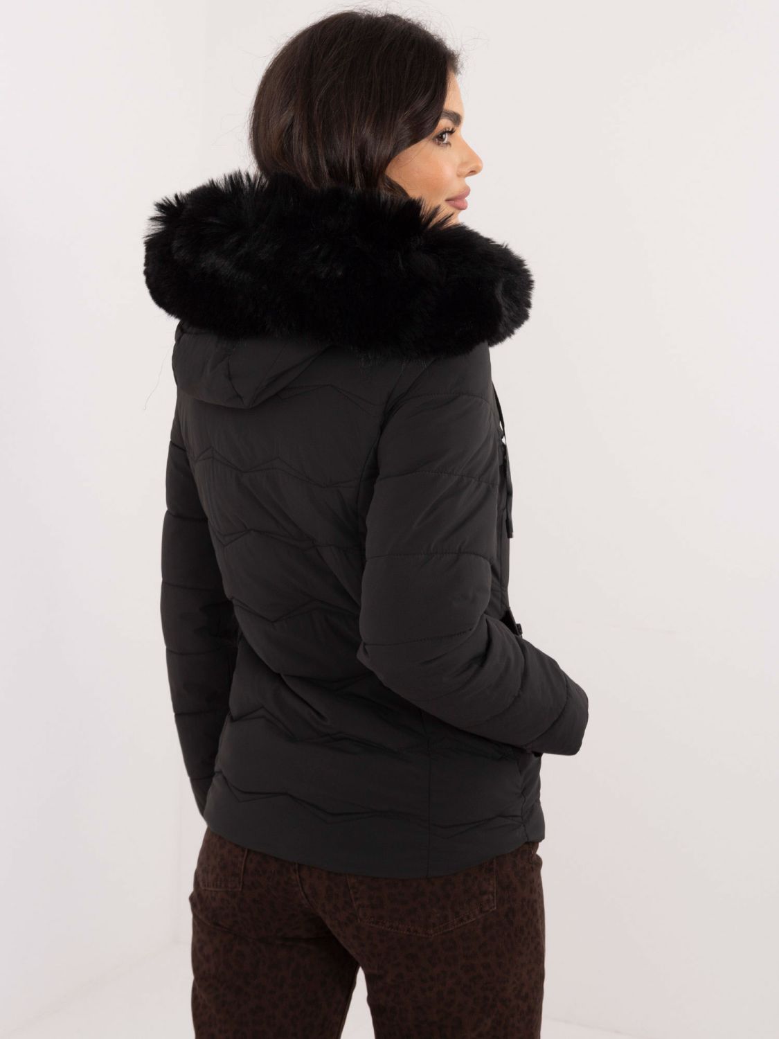 Stylische schwarze Winterjacke mit Kapuze