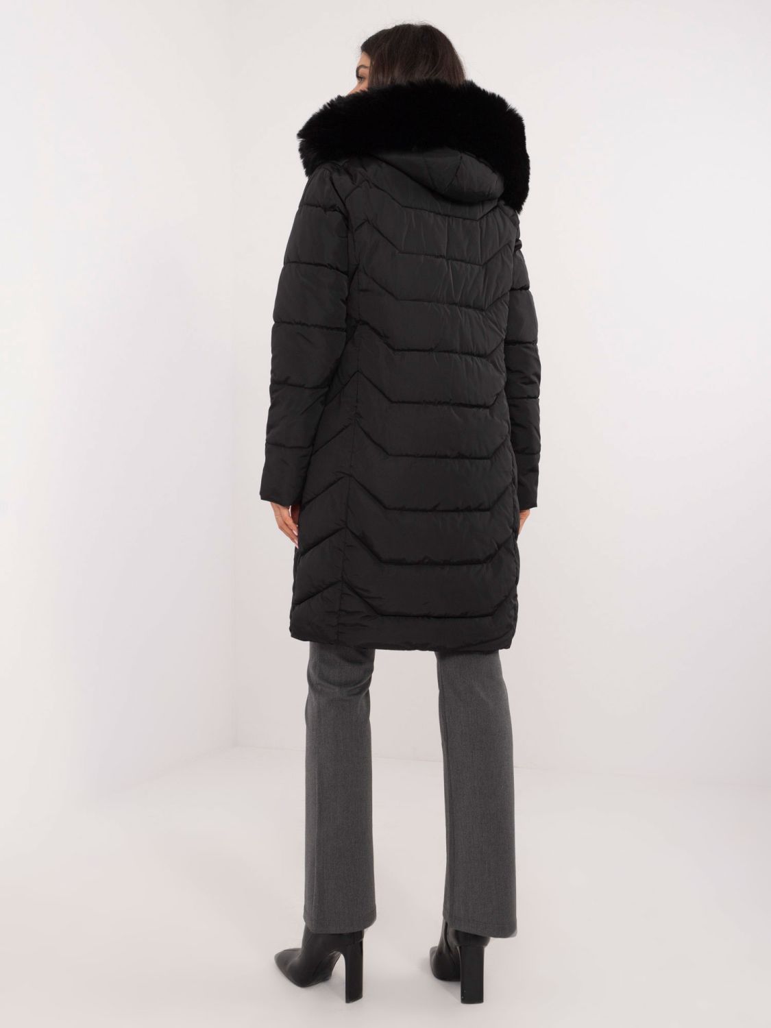 Damen schwarze Winterjacke mit Kapuze