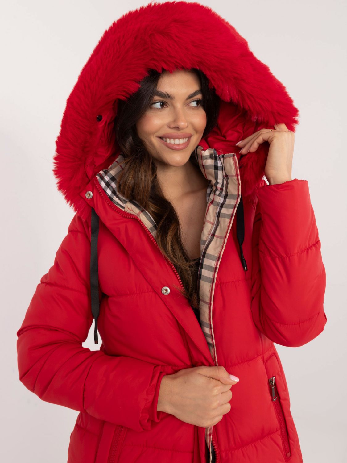 Rote Winterjacke mit Kapuze