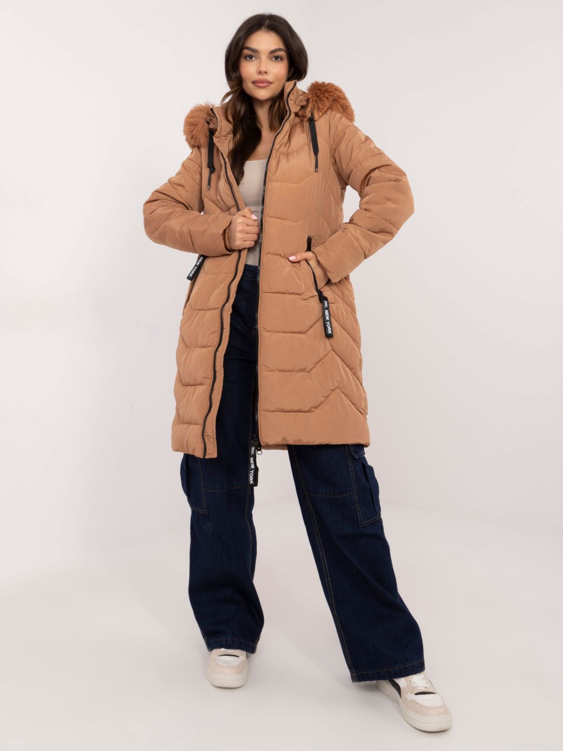 Bequeme Winterjacke mit Kapuze in Camel-Farbe