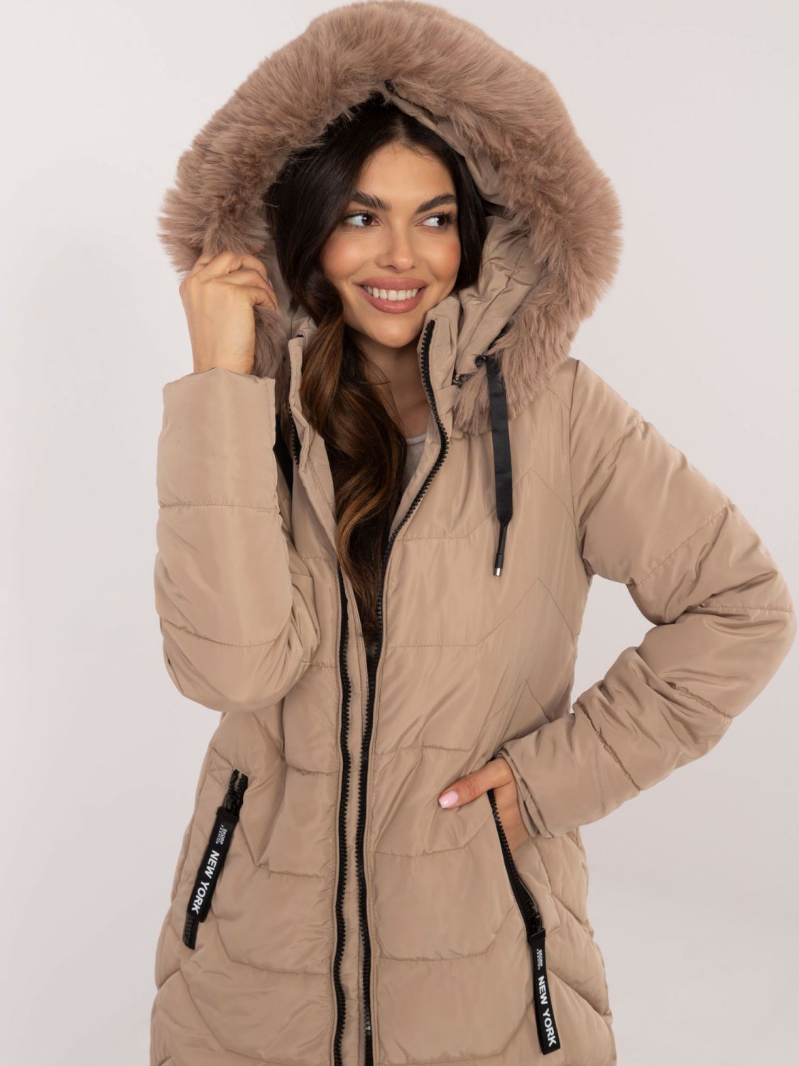 Beige Winterjacke mit Kapuze