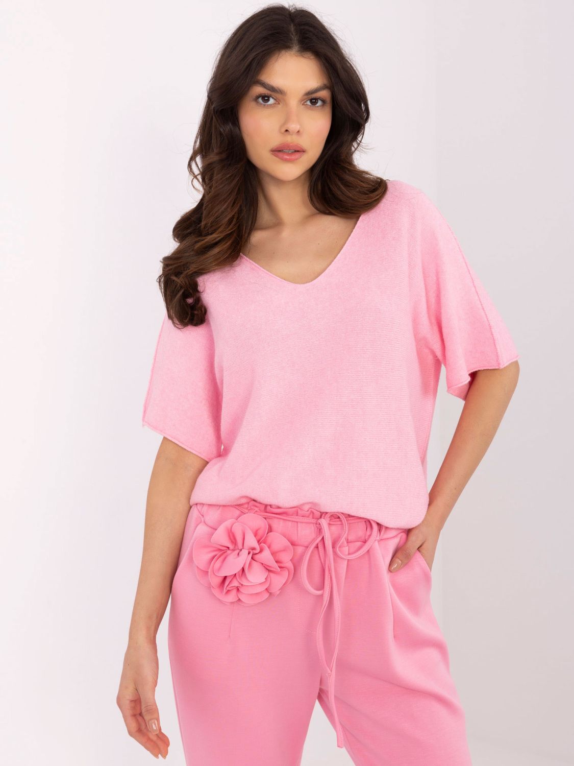Stylischer rosa Pullover mit V-Ausschnitt