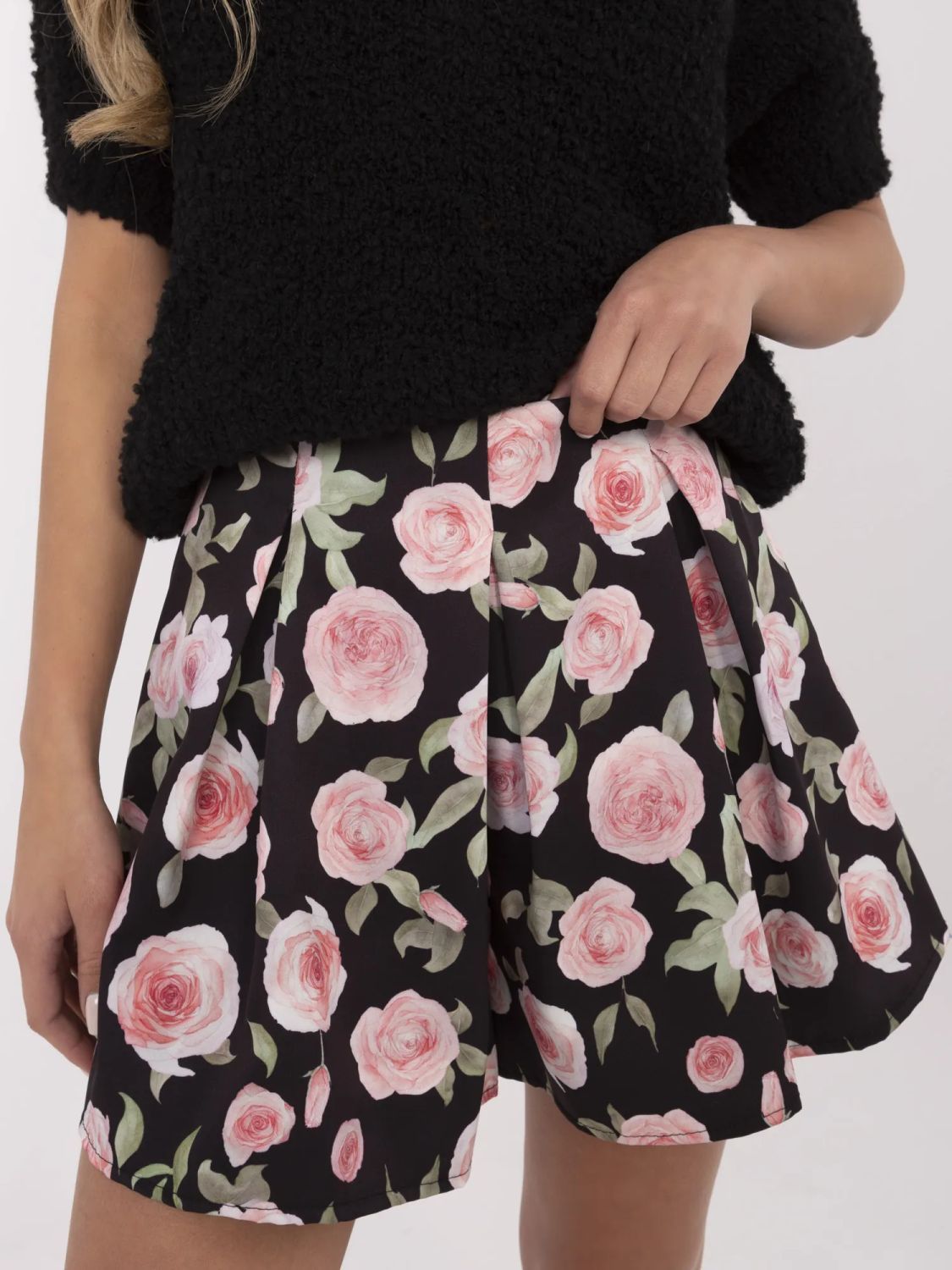 Elegante schwarze Shorts mit Blumenmuster