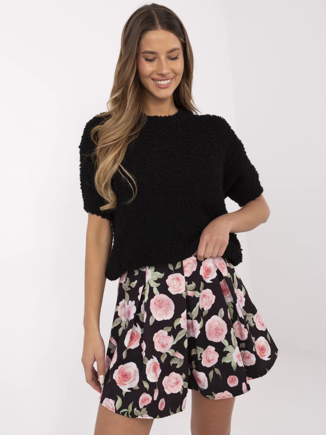 Elegante schwarze Shorts mit Blumenmuster