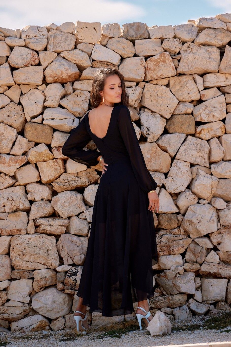 Asymmetrisches schwarzes Maxi-Kleid mit langen Ärmeln