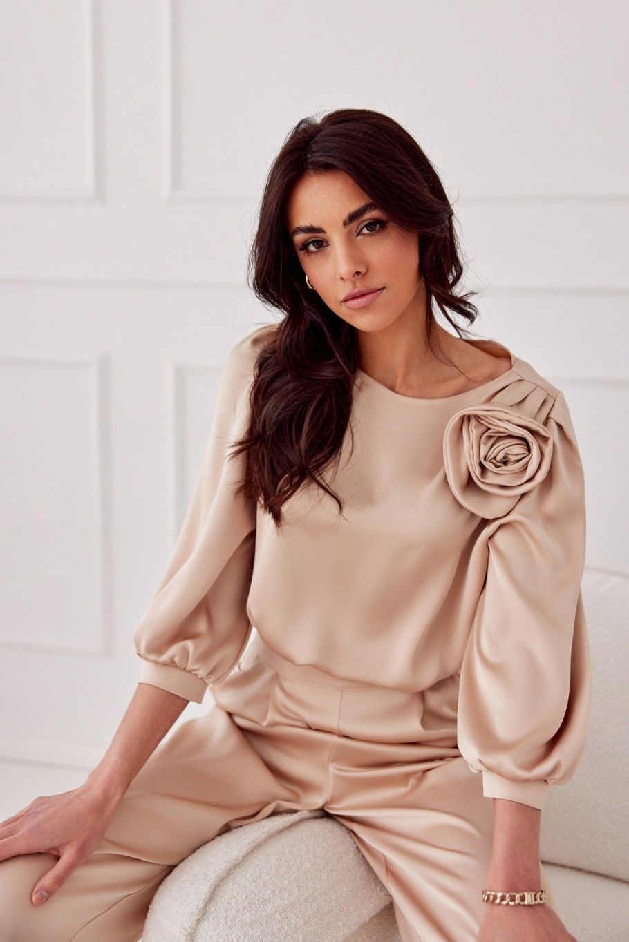Beigefarbene Bluse Giana mit Rosenapplikation