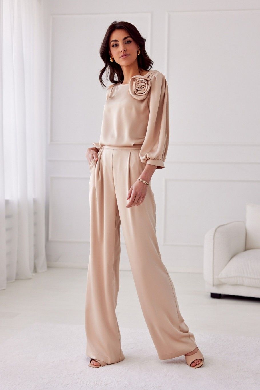 Beigefarbene Bluse Giana mit Rosenapplikation