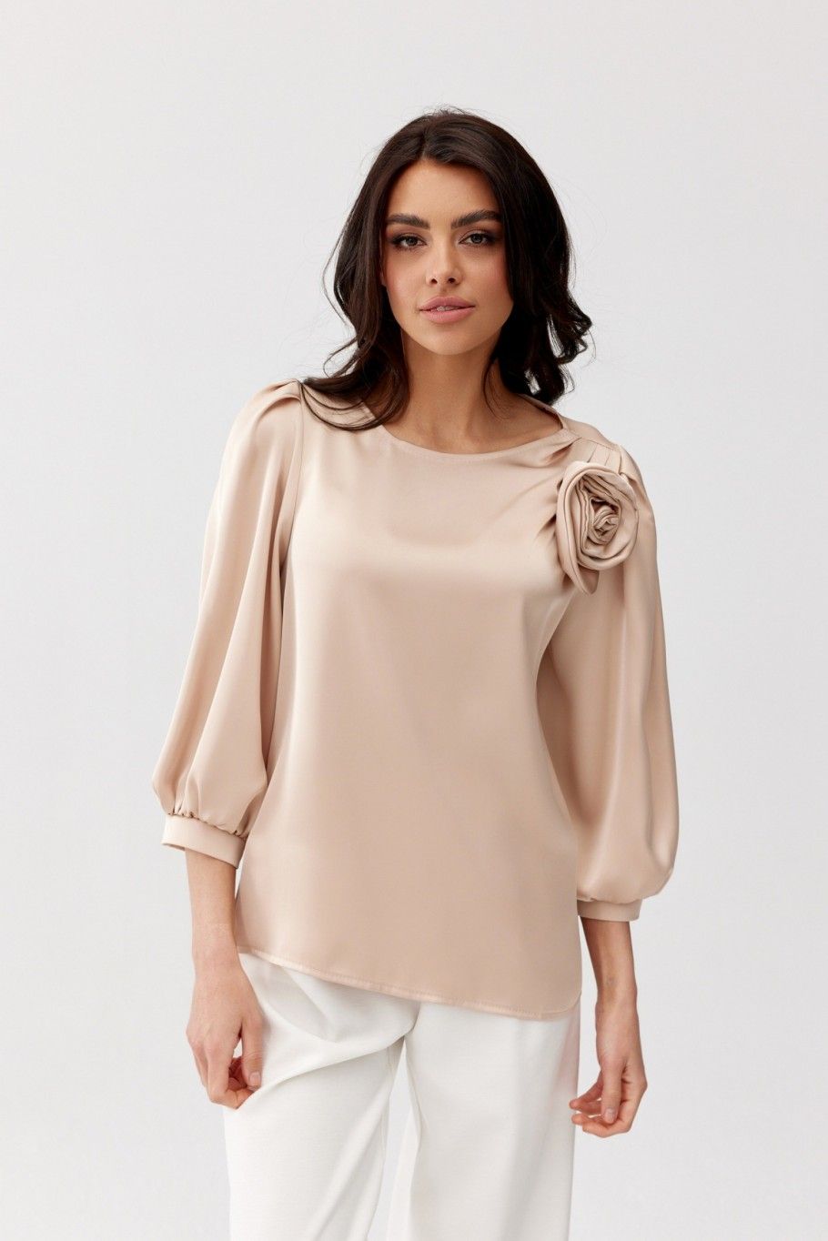 Beigefarbene Bluse Giana mit Rosenapplikation