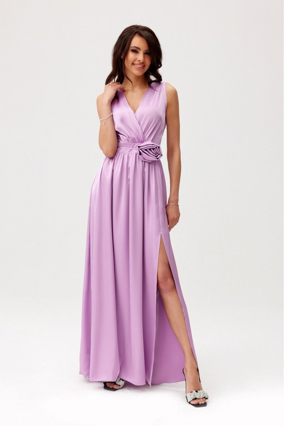 Satin-Maxikleid mit dekorativer Rose in Flieder