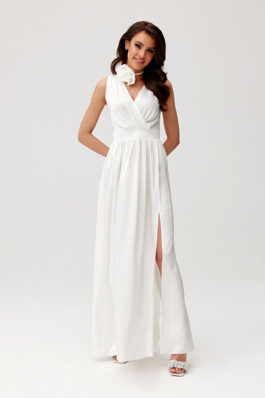 Satiniertes Maxi-Kleid mit Zierrose in Ecru