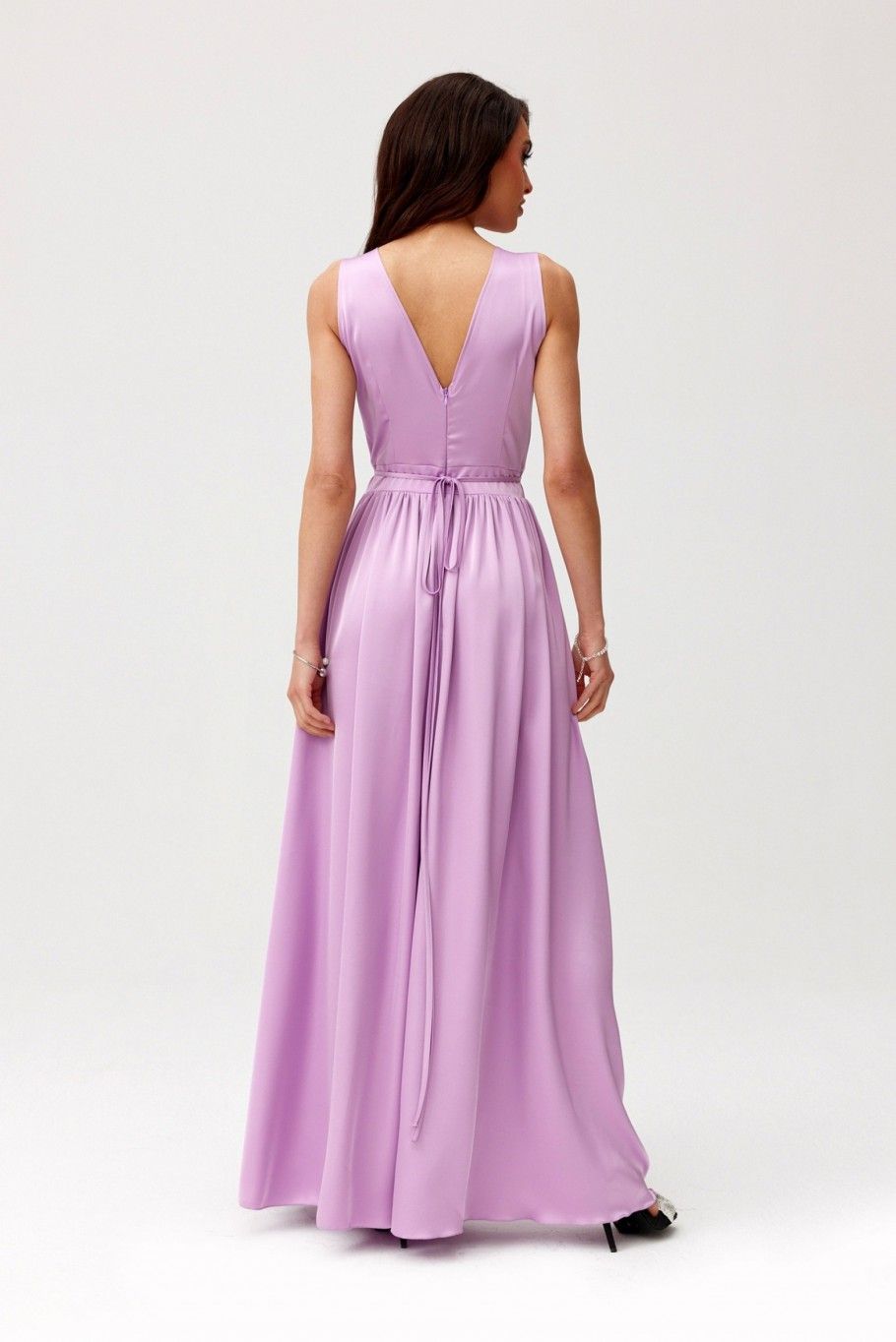 Satin-Maxikleid mit dekorativer Rose in Flieder