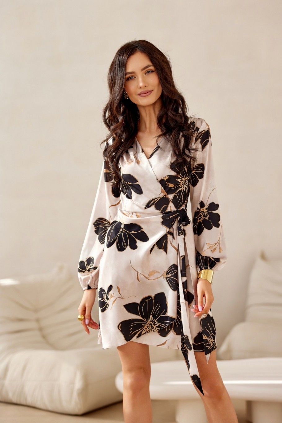 Gemustertes beigefarbenes Mini-Kleid mit Taillenbindung