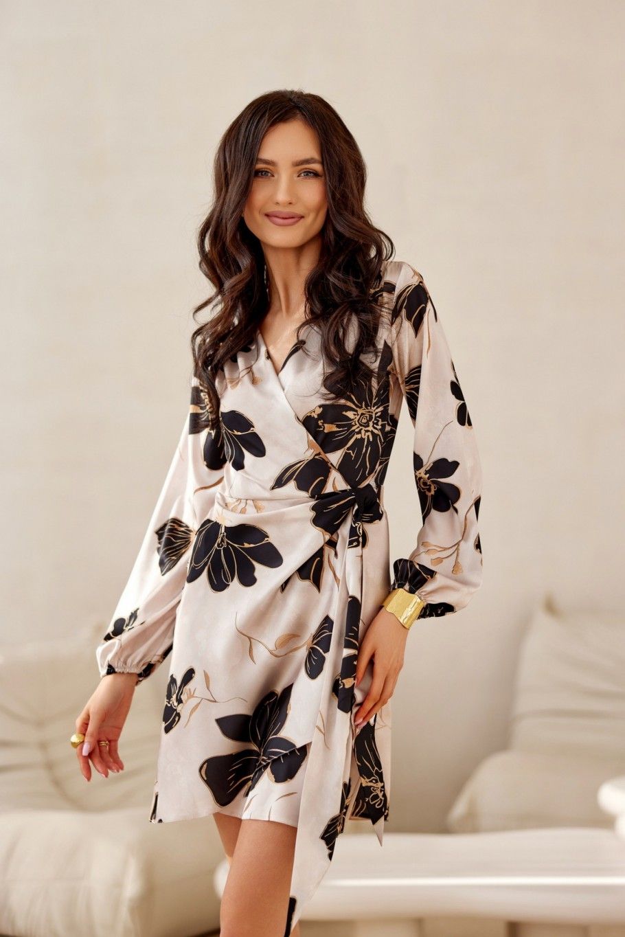 Gemustertes beigefarbenes Mini-Kleid mit Taillenbindung