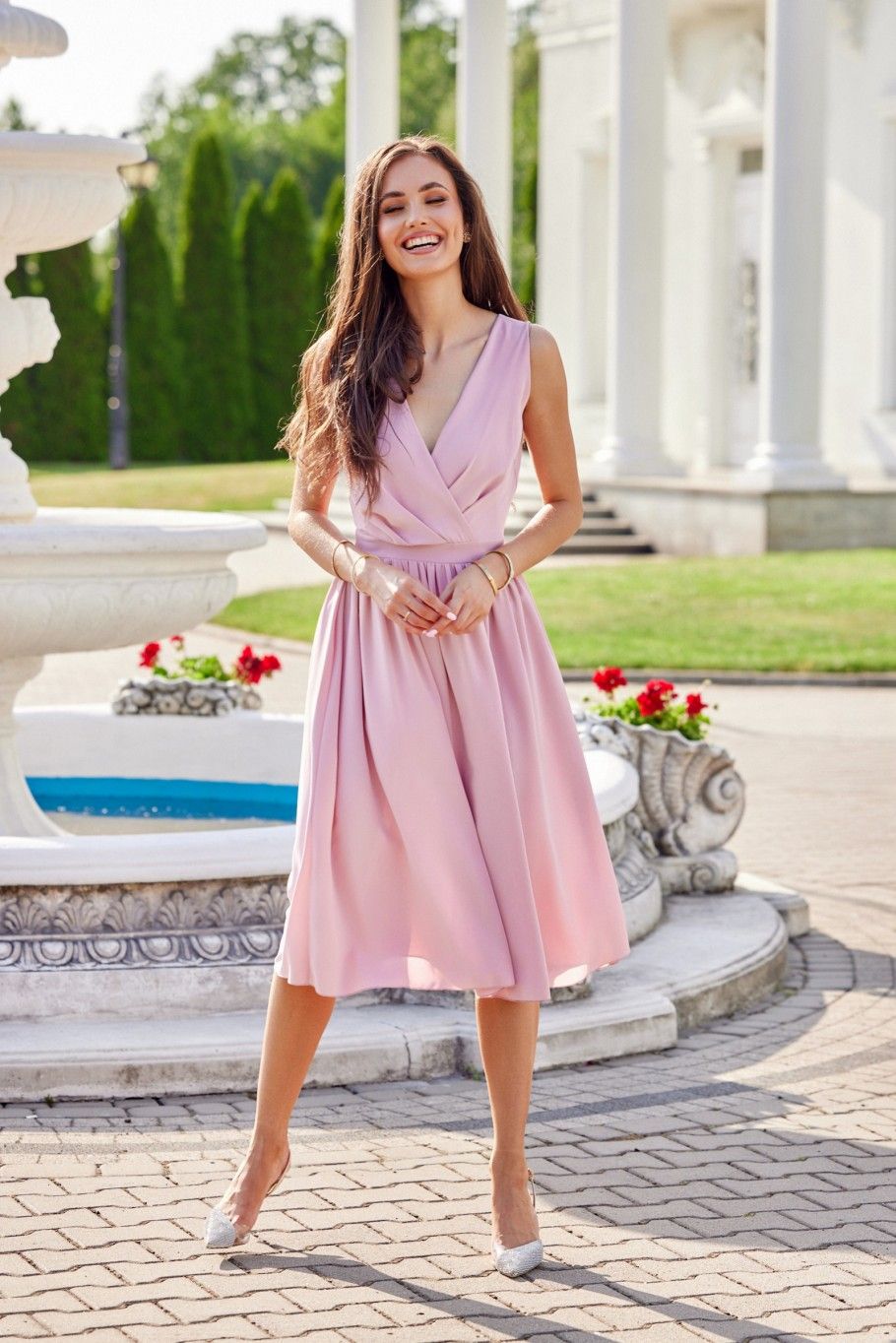 Midi-Kleid mit Wickelausschnitt und breiten Trägern in Dunkelrosa