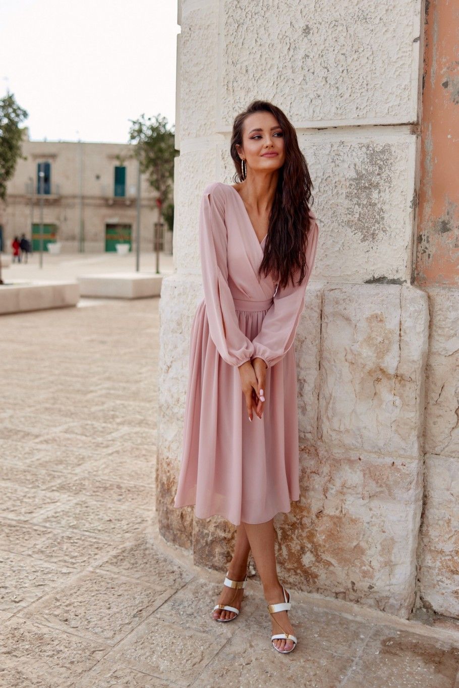 Rosa ausgestelltes Kleid mit Wickelausschnitt und langen Ärmeln