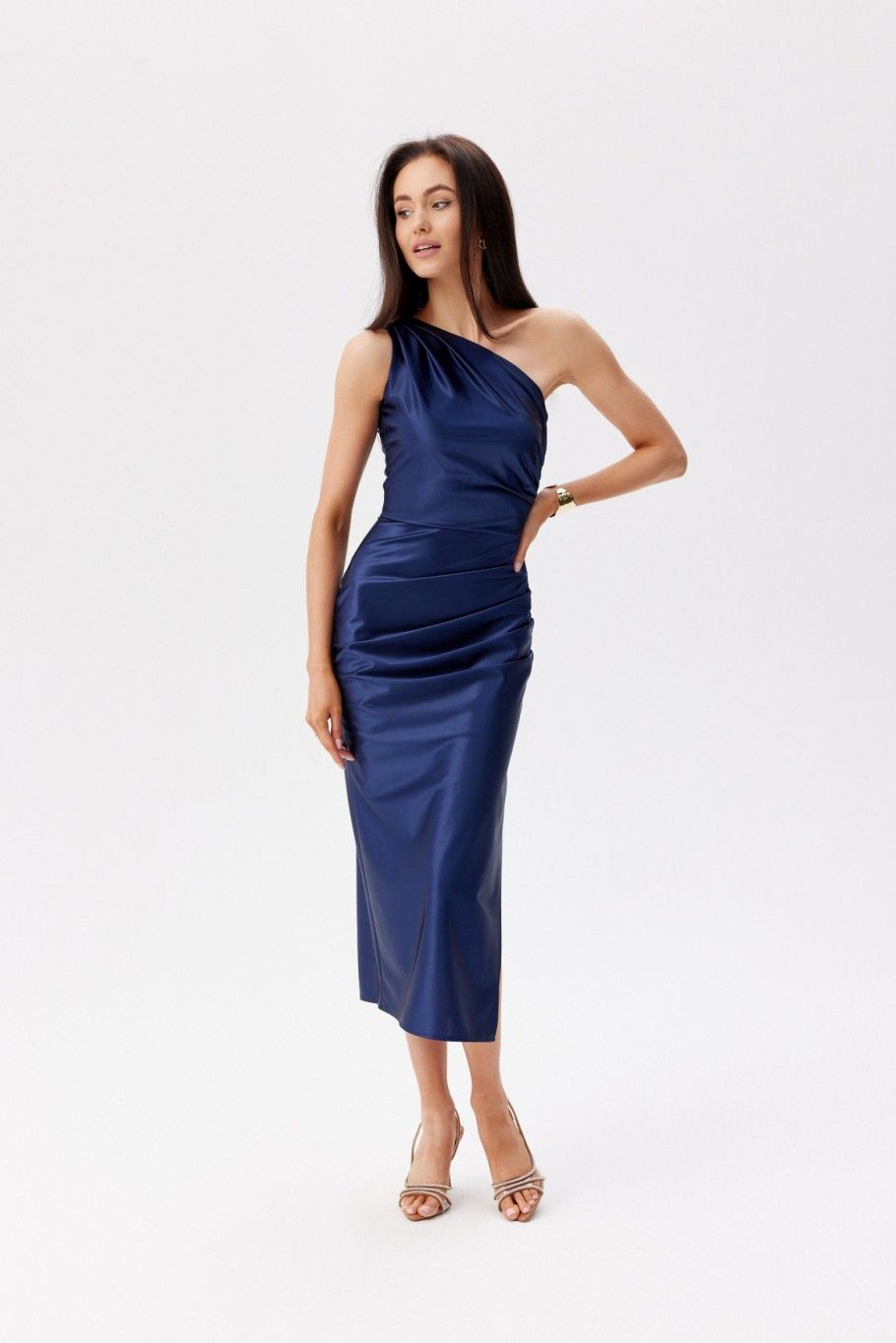 Asymmetrisches dunkelblaues Midi-Kleid mit einem Schulterträger