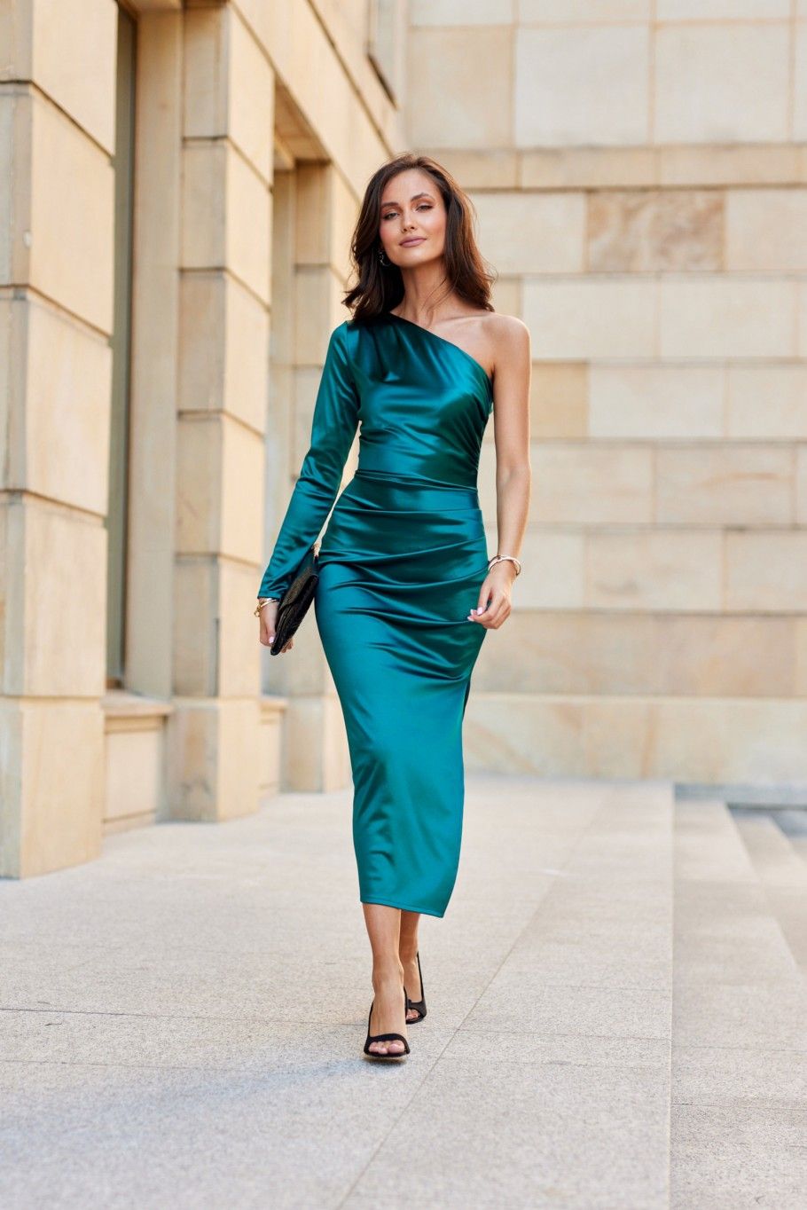 Satiniertes Midi-Kleid mit einem langen Ärmel, grün