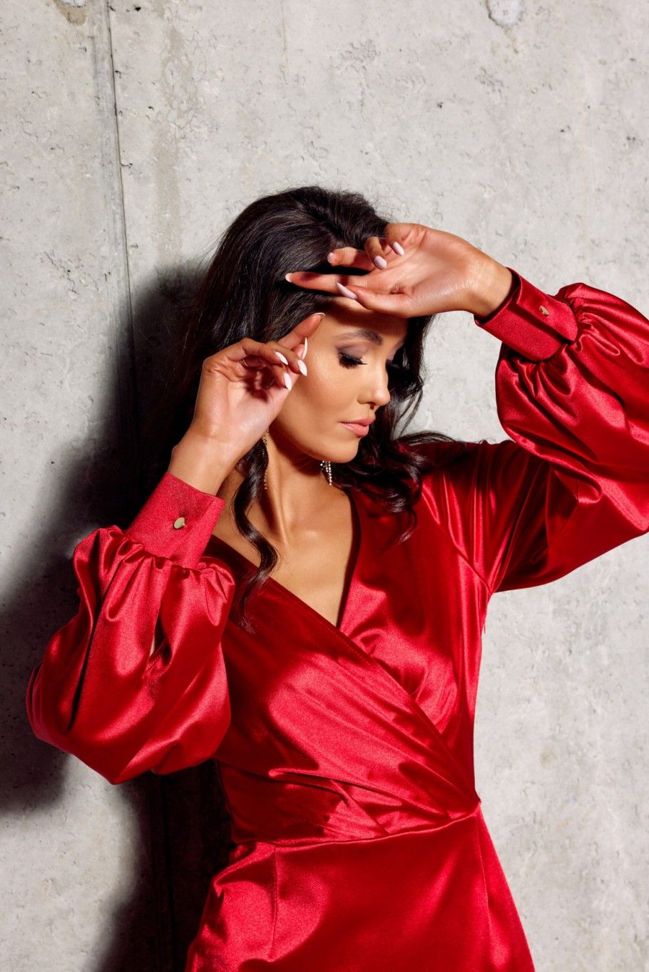 Satiniertes Mini-Kleid mit langen Ärmeln in Rot