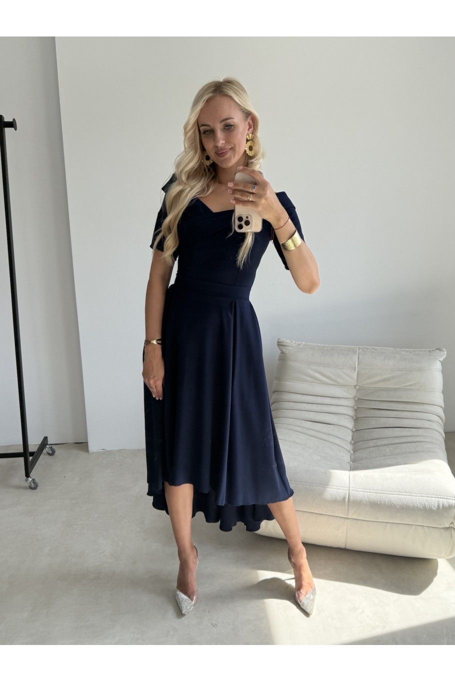 Dunkelblaues Midi-Kleid mit asymmetrischem Ausschnitt