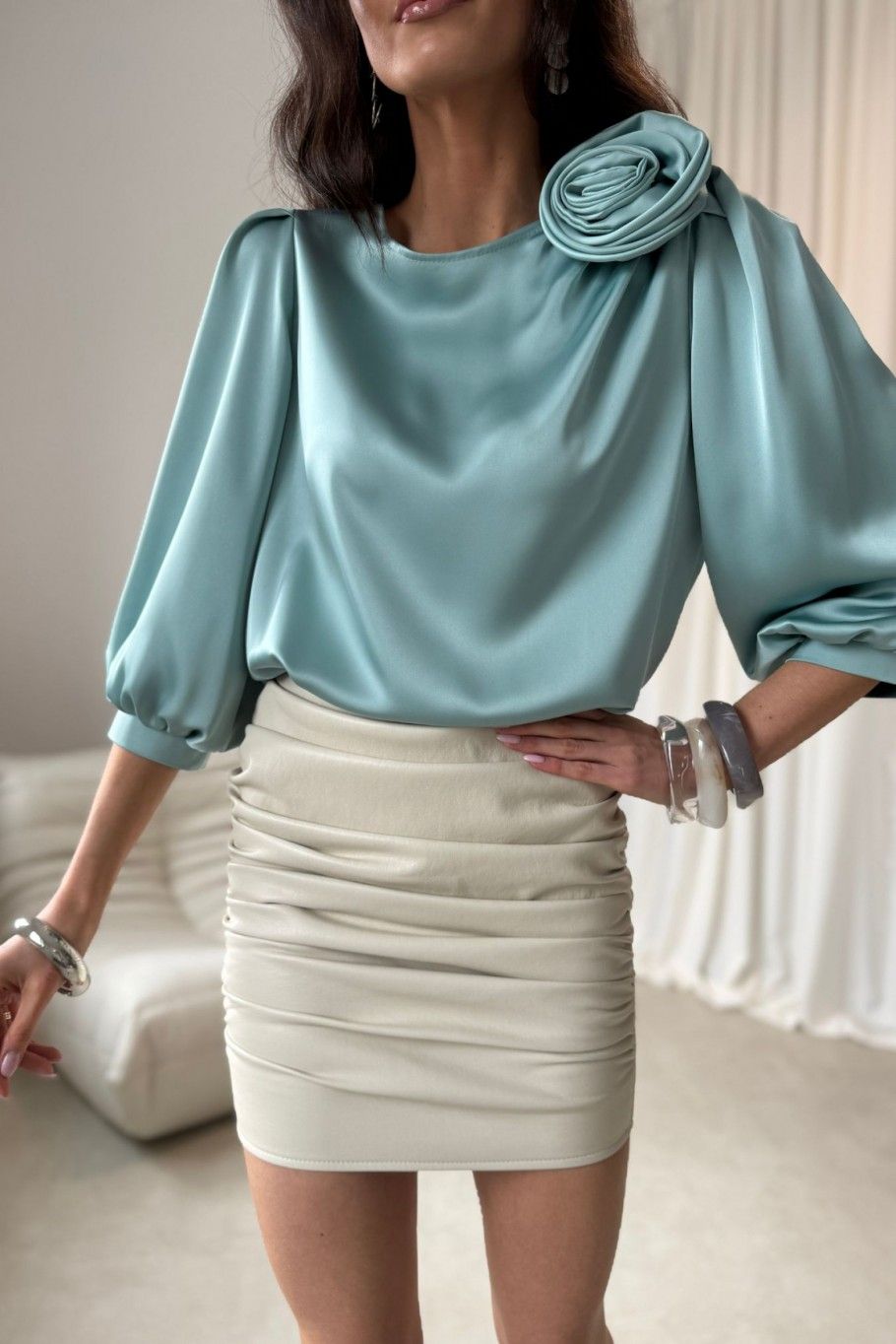 Mintfarbene Bluse mit Rosenapplikation