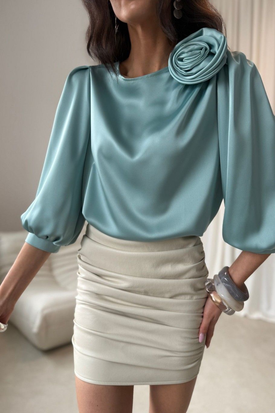 Mintfarbene Bluse mit Rosenapplikation