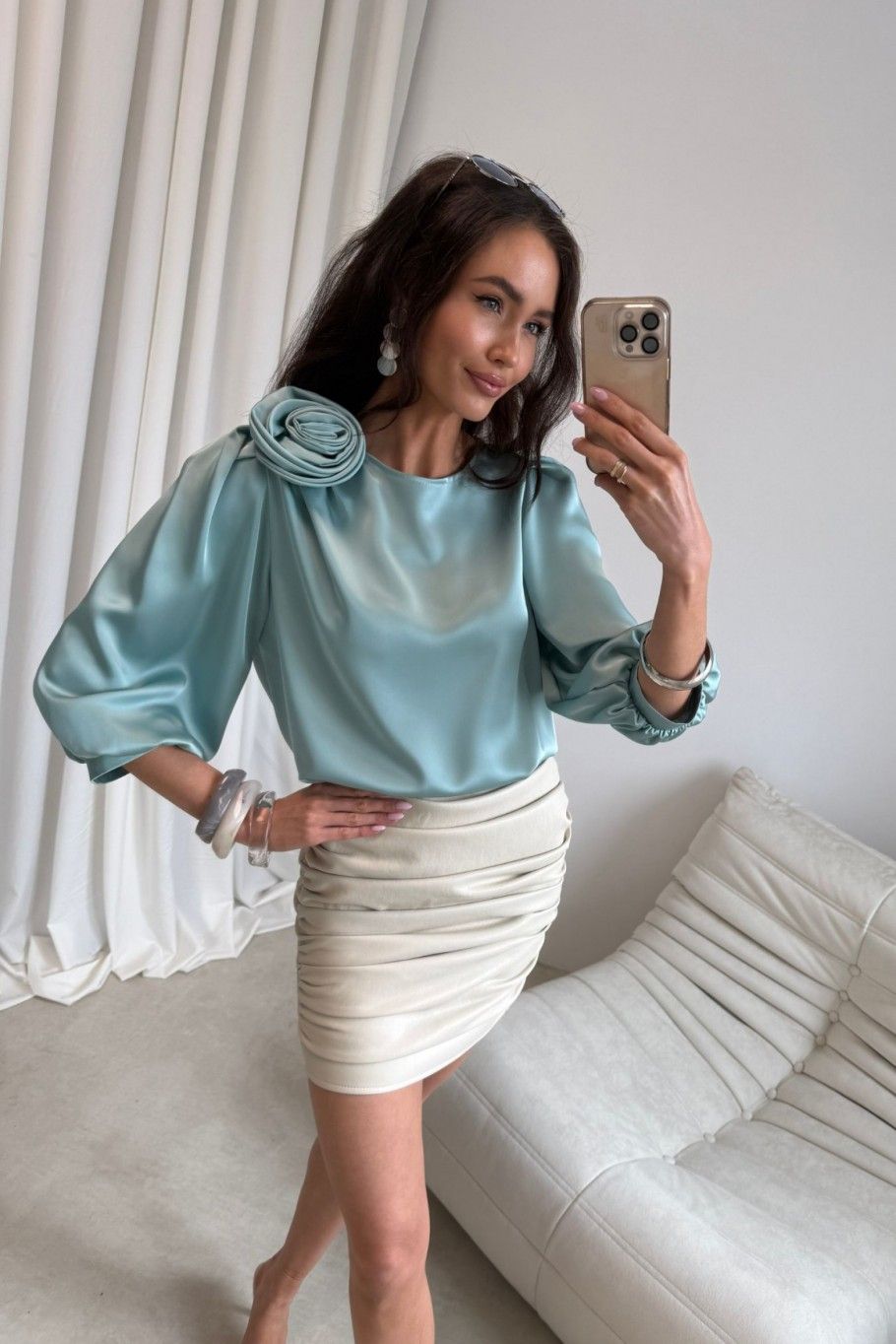 Mintfarbene Bluse mit Rosenapplikation