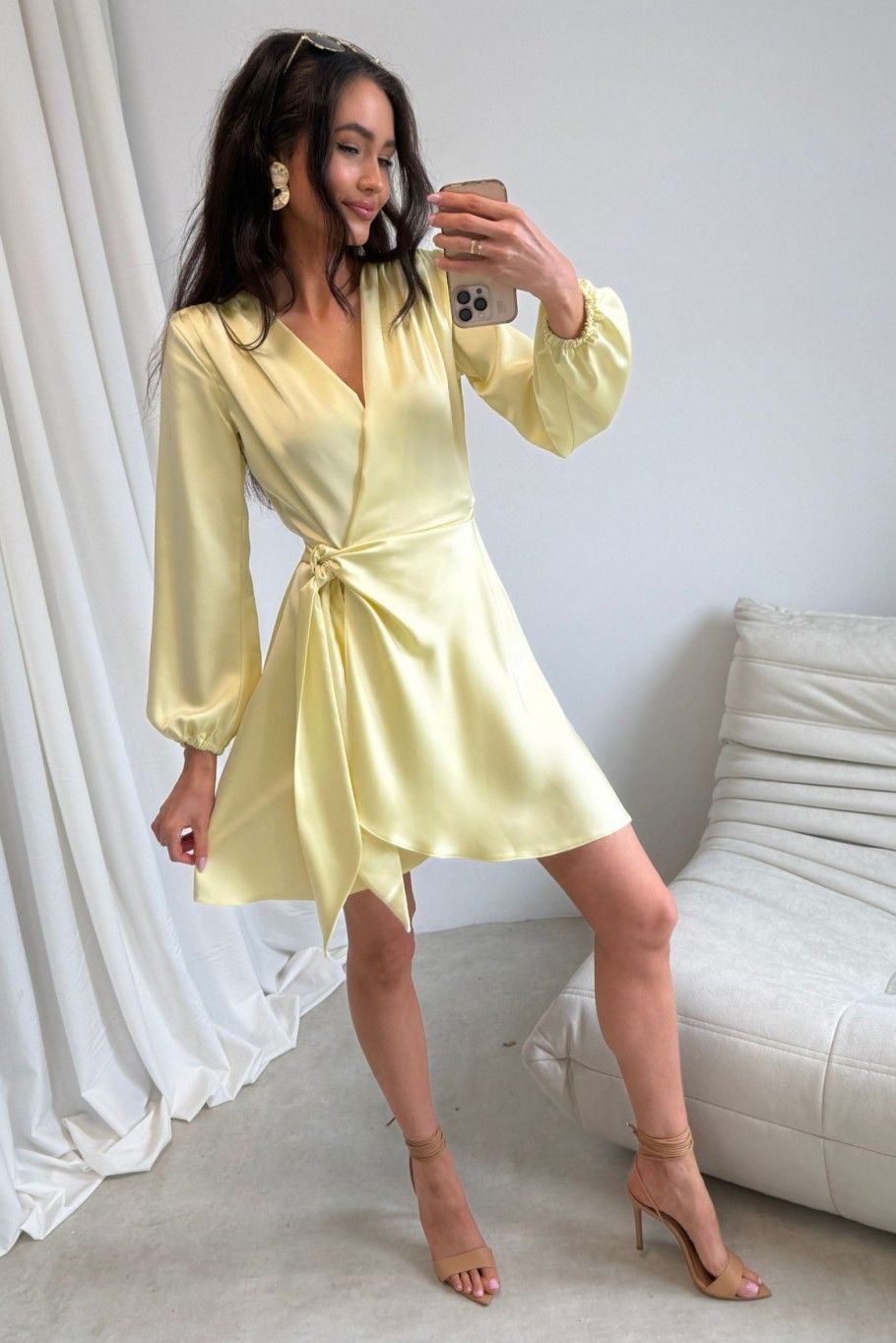 Gelbes Mini-Wickelkleid