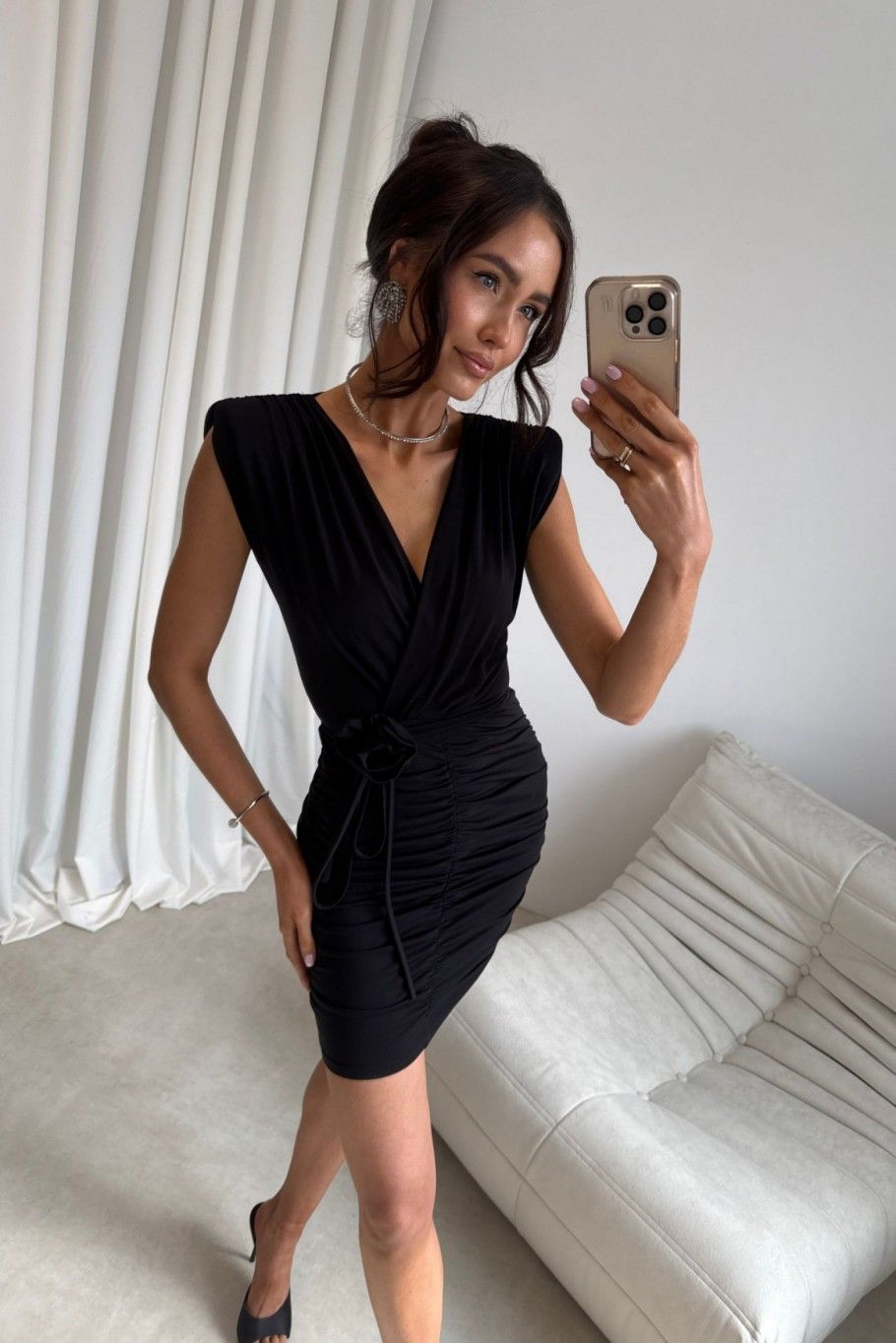 Schwarzes Minikleid mit Wickelausschnitt und Ziergürtel