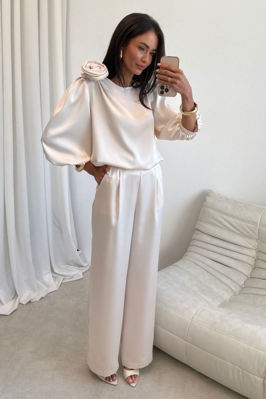 Vanillefarbene Bluse mit Rosenapplikation