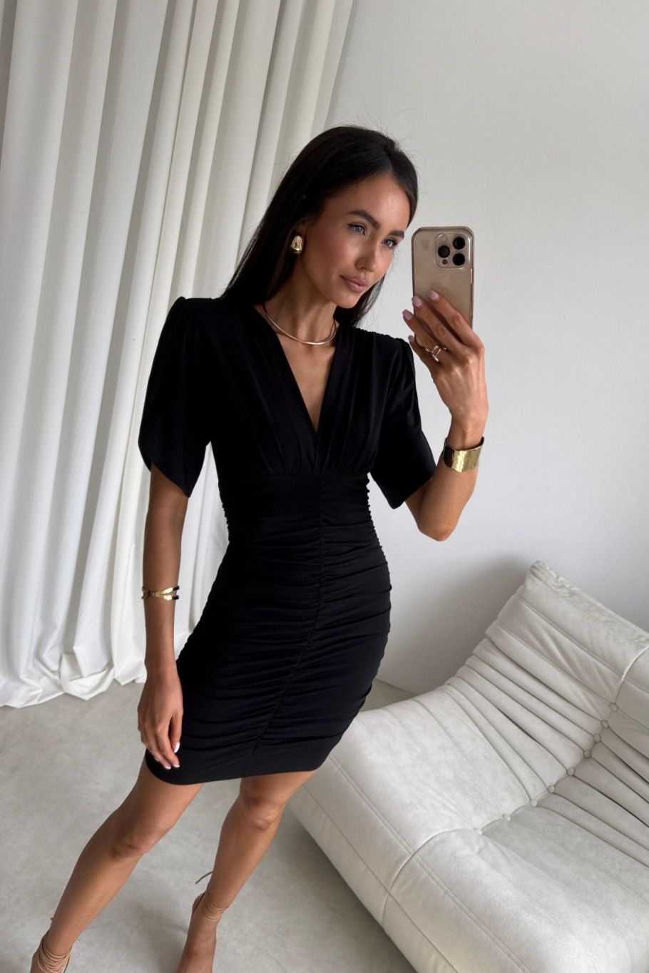 Schwarzes Mini-Kleid mit Raffung und Wickelausschnitt