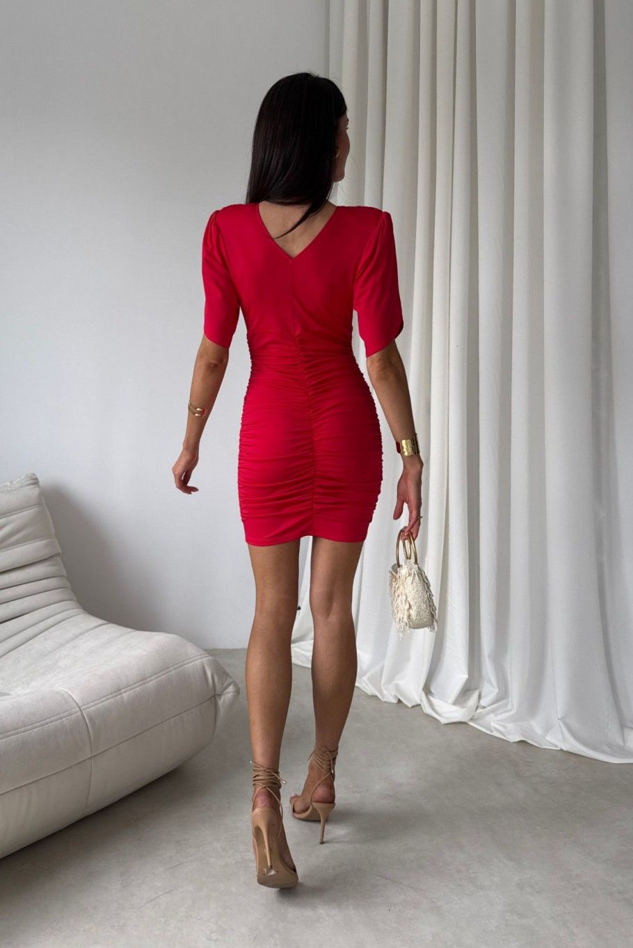 Rotes Mini-Kleid mit Raffungen
