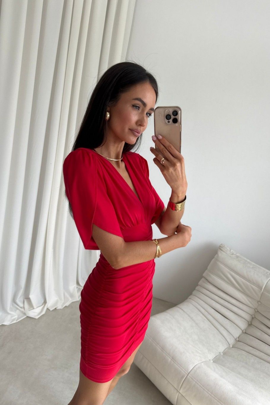 Rotes Mini-Kleid mit Raffungen