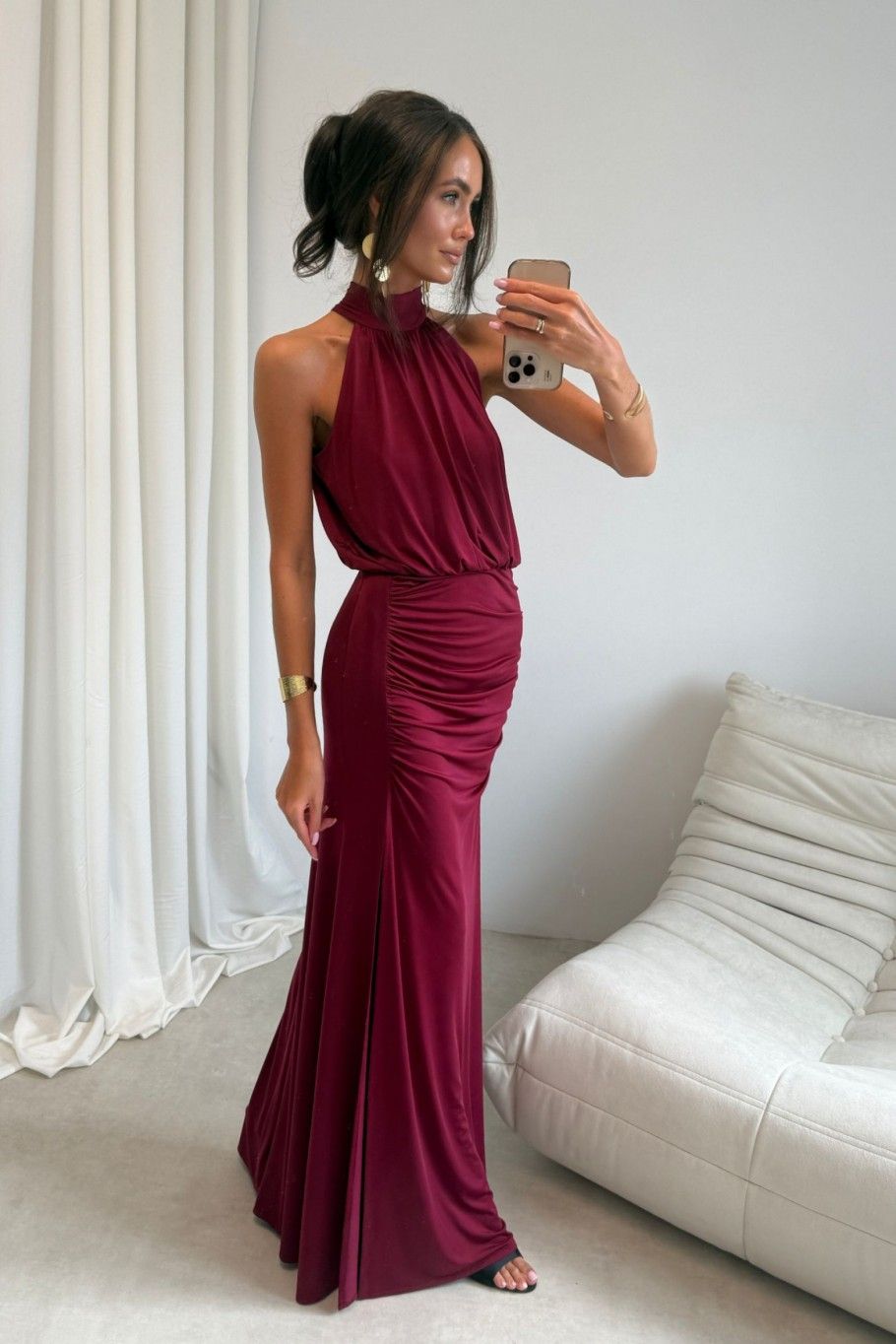 Langes bordeauxrotes Maxikleid mit Schlitz
