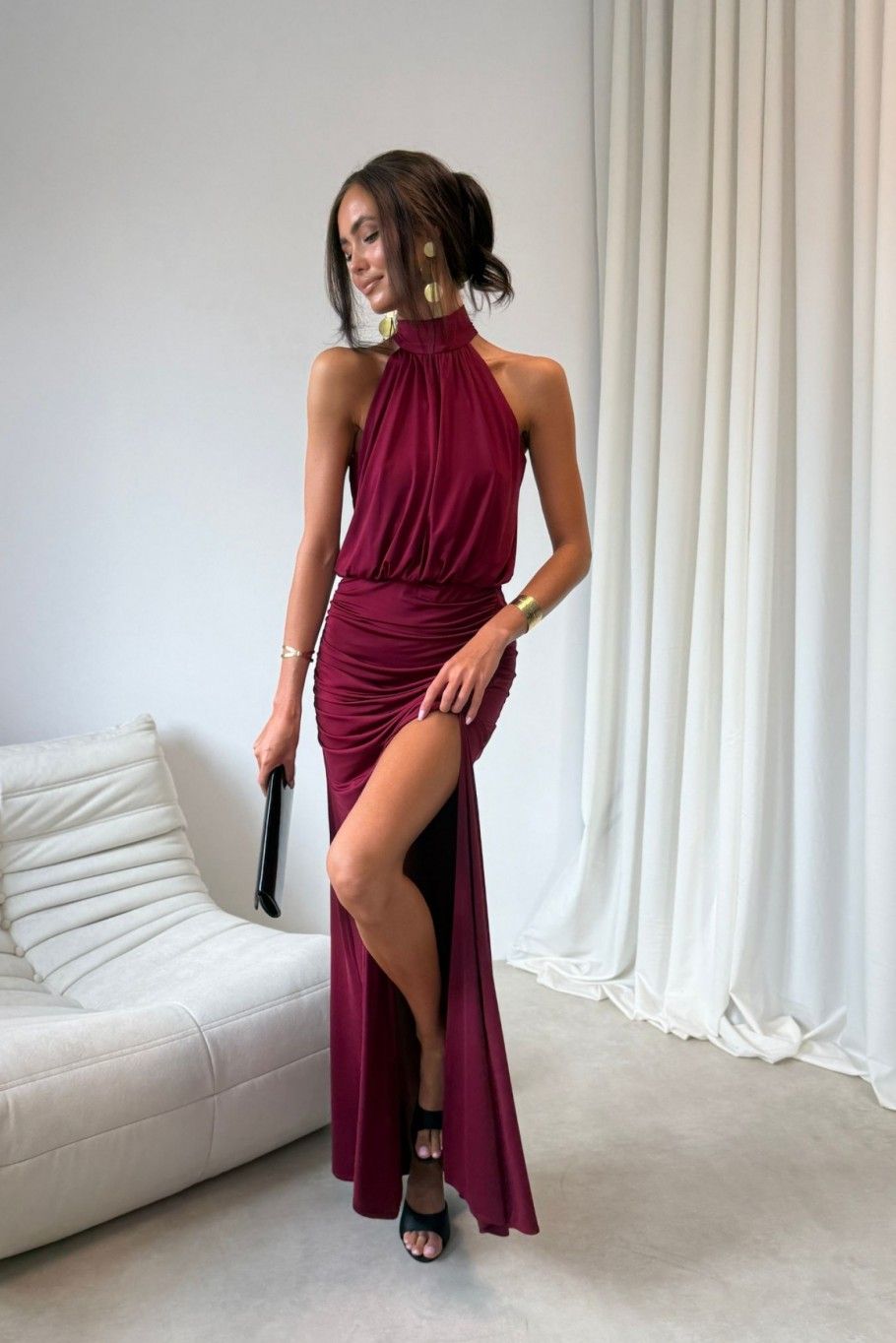 Langes bordeauxrotes Maxikleid mit Schlitz