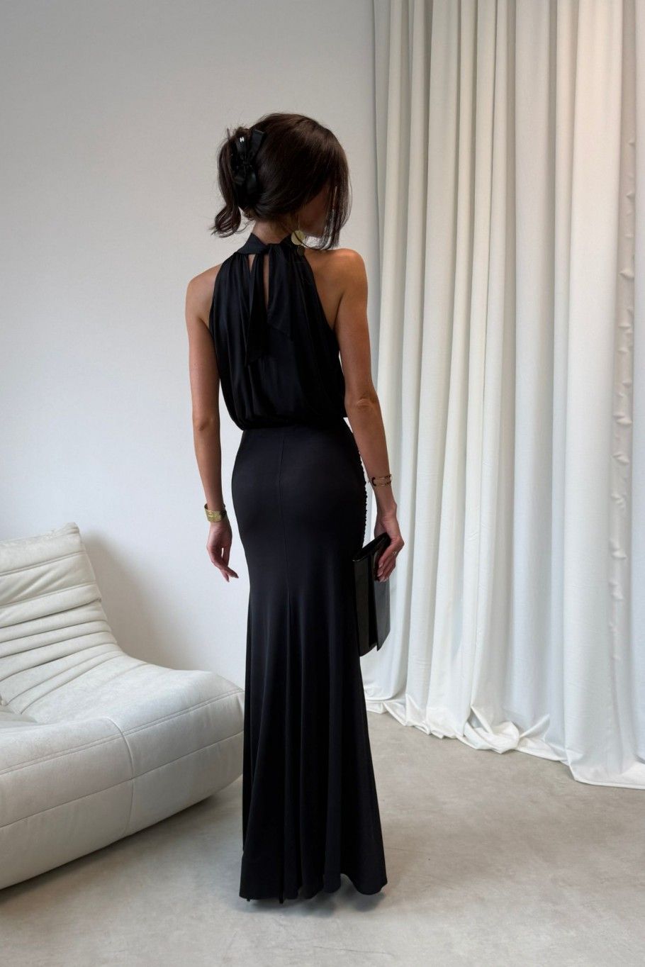 Langes schwarzes Maxikleid mit auffälligem Ausschnitt