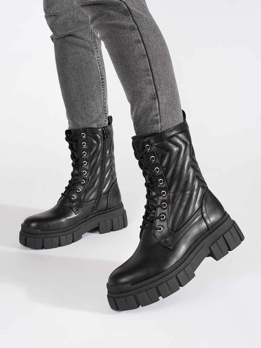 Schwarze Stiefeletten mit gestepptem Muster