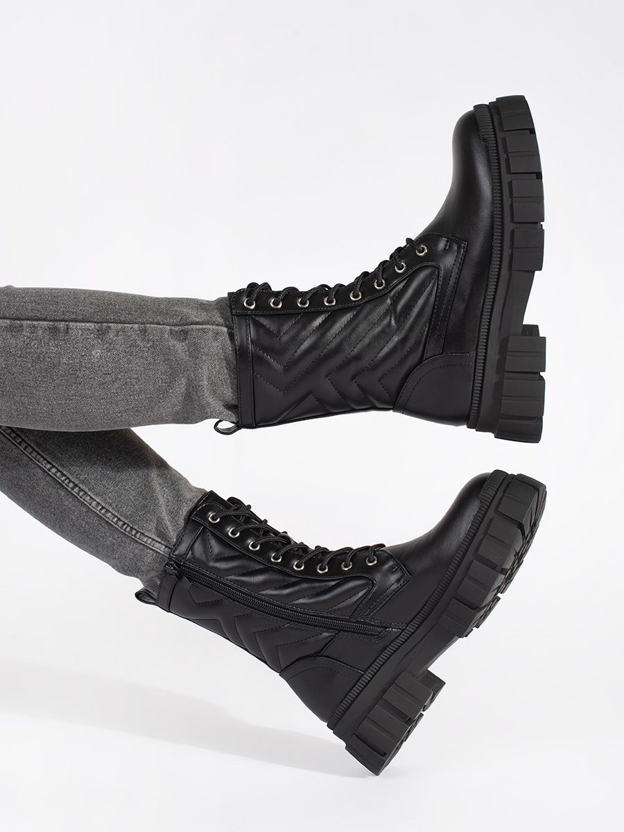 Schwarze Stiefeletten mit gestepptem Muster