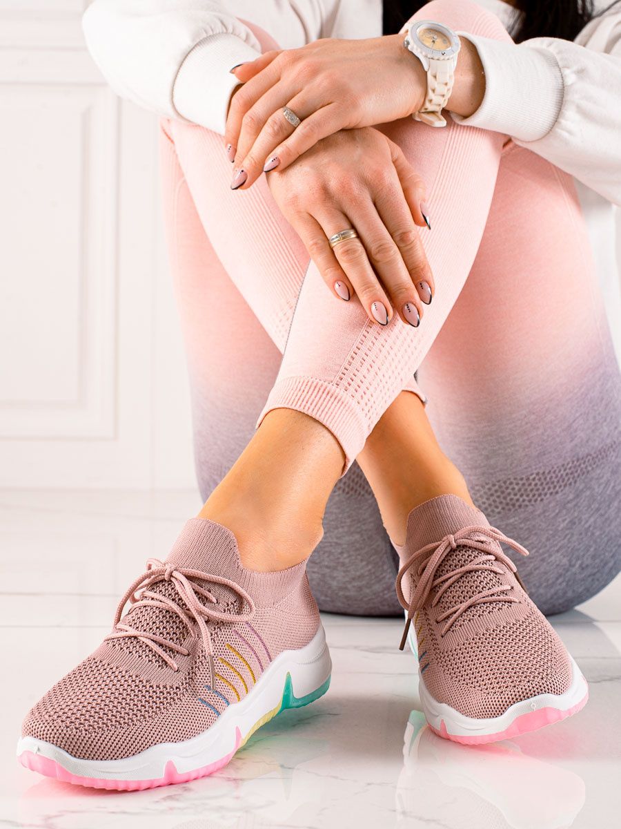 Sportliche Sneakers auf bunter Plattform von Shelovet