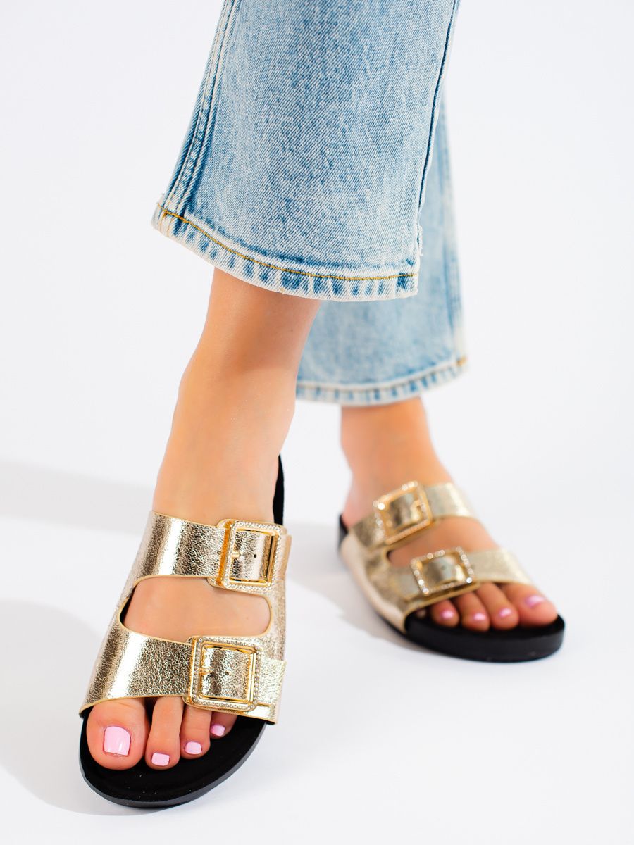 Goldene Slipper mit dekorativen Schnallen