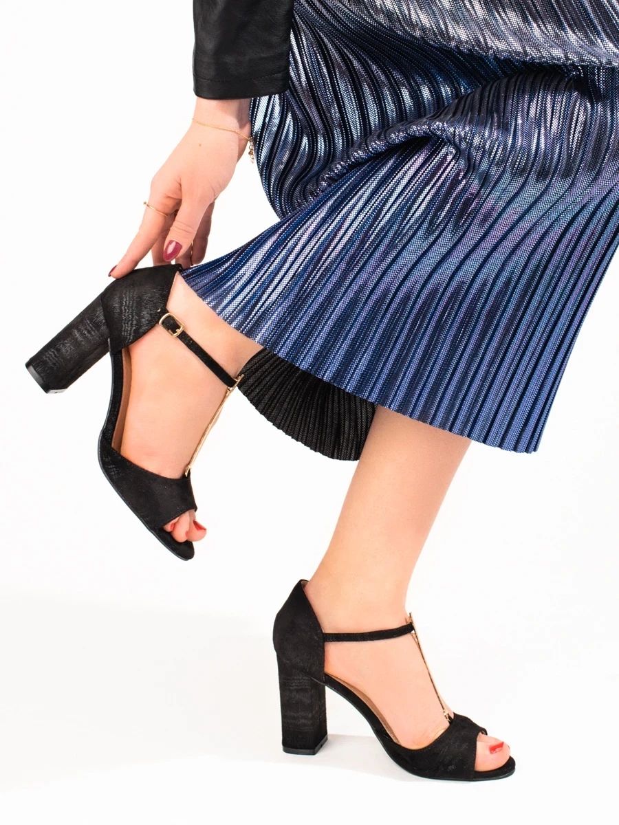 Schwarze Damen klassische Sandalen mit hohen Absätzen