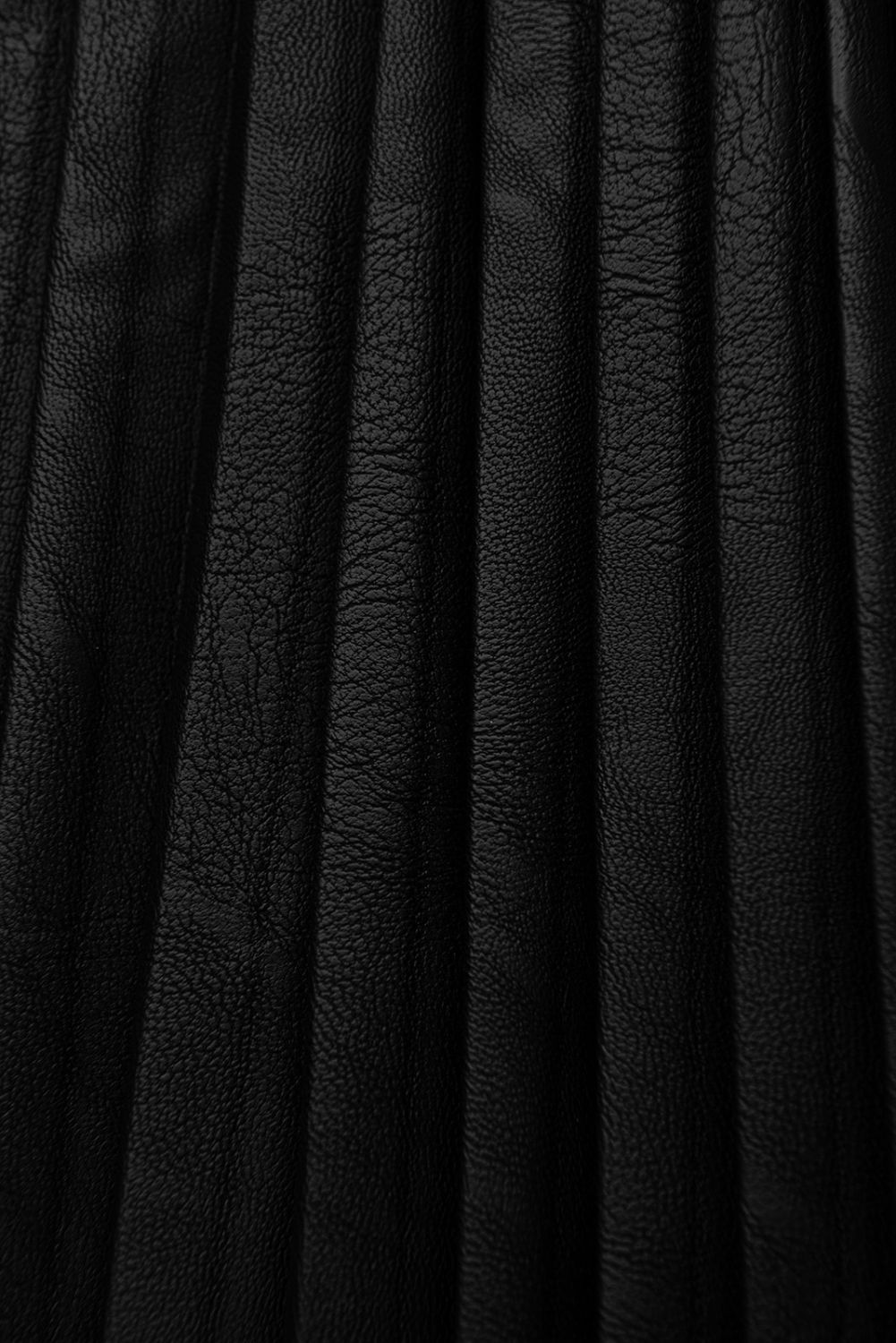 Mädchenkleid mit Faltenrock aus Kunstleder Grau