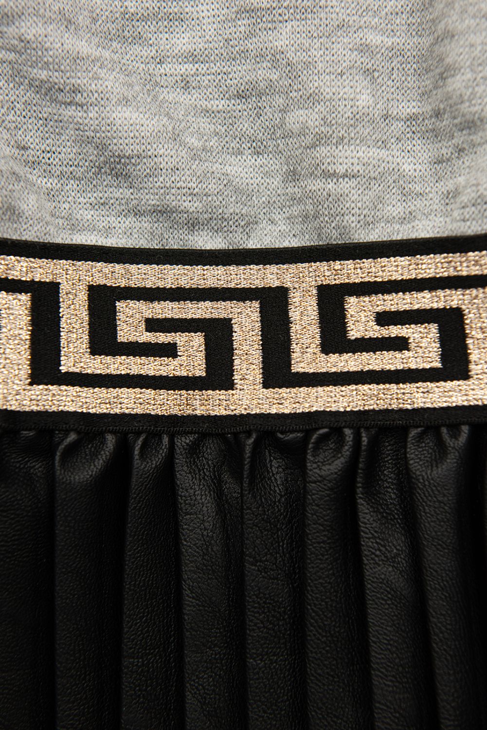 Mädchenkleid mit Faltenrock aus Kunstleder Grau