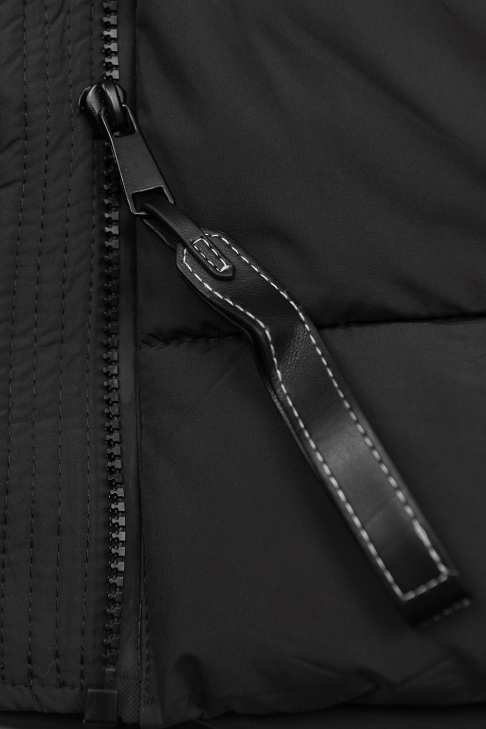 Schwarze Steppjacke mit Kunstpelz