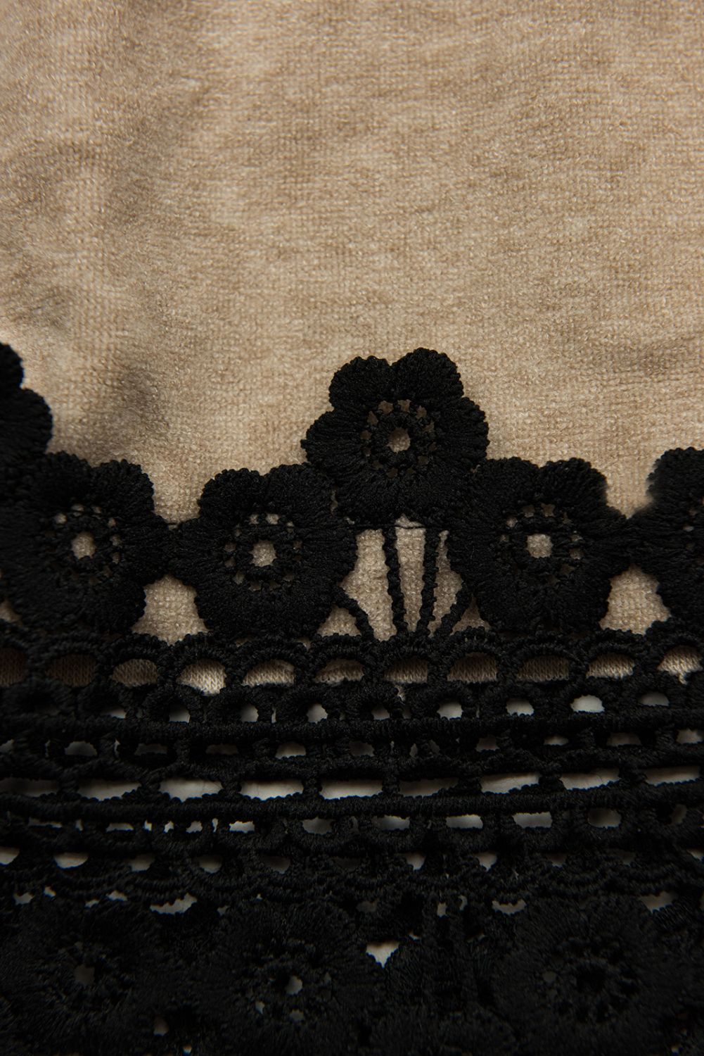 Kleid mit Spitze Beige