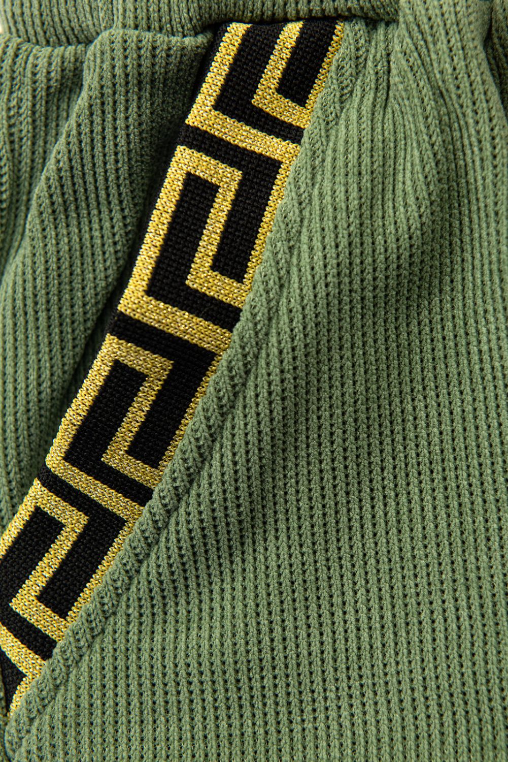 Freizeitanzug mit gemustertem Saum Olivgrün