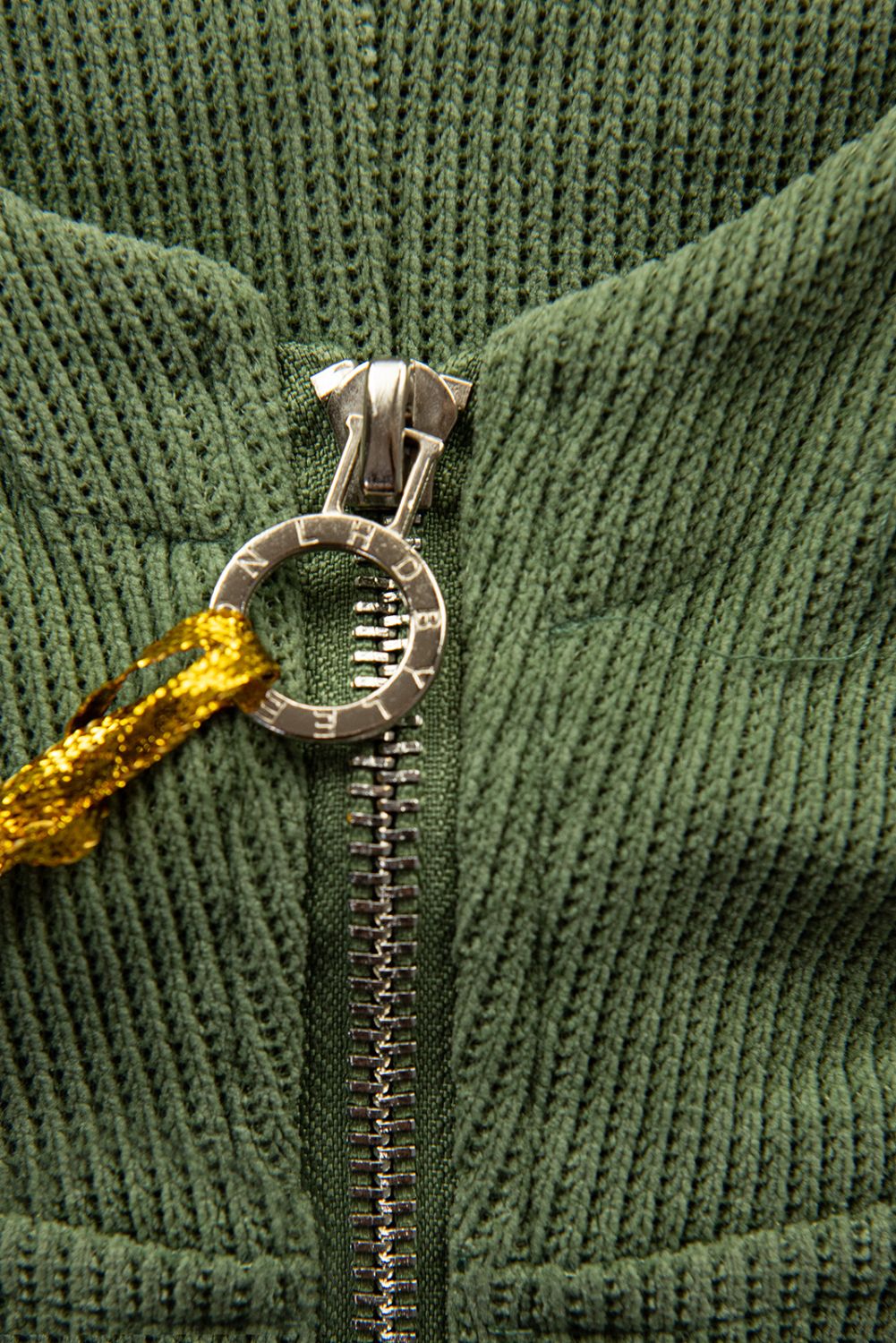 Freizeitanzug mit gemustertem Saum Olivgrün