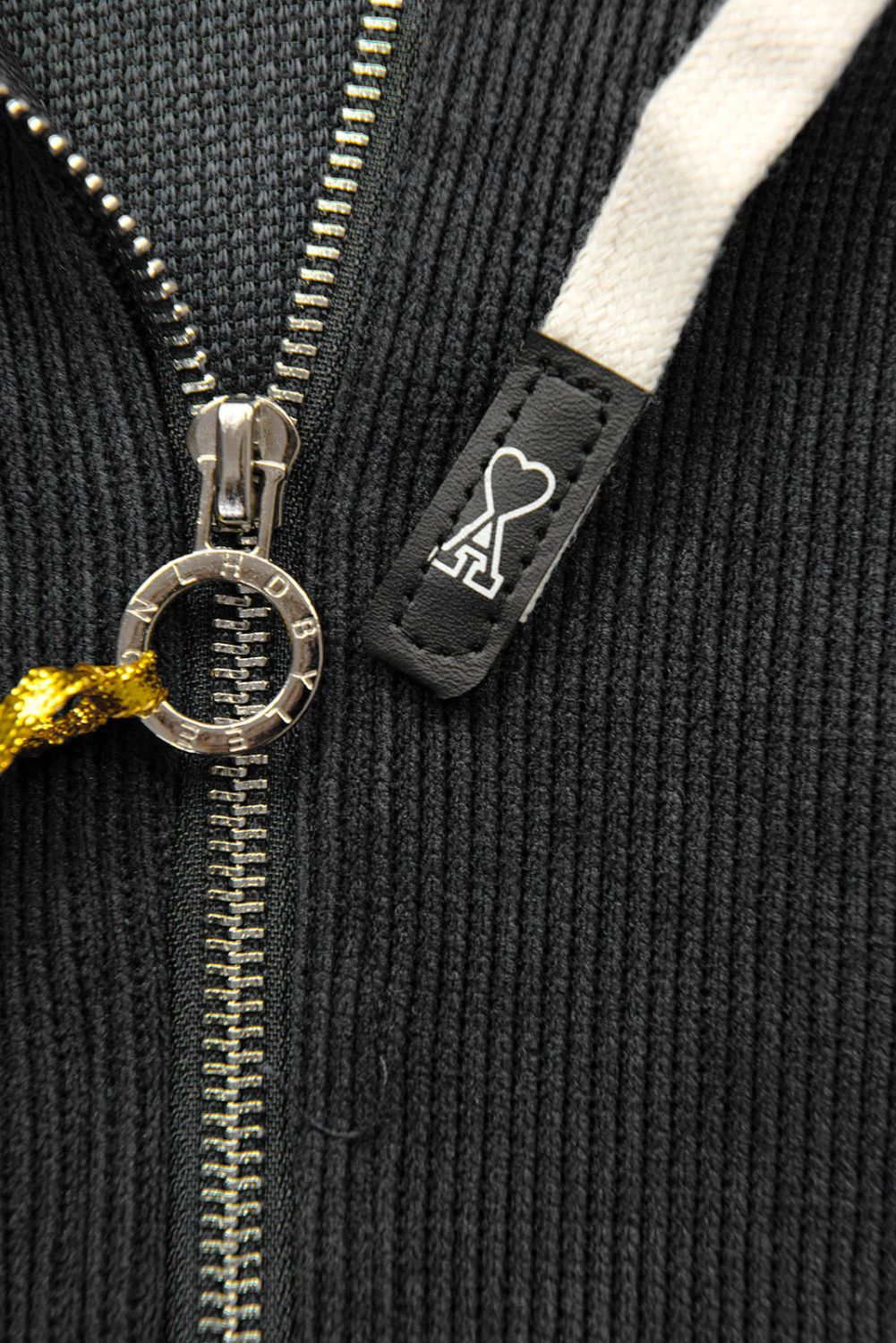 Freizeitanzug mit farbigen Streifen Grau