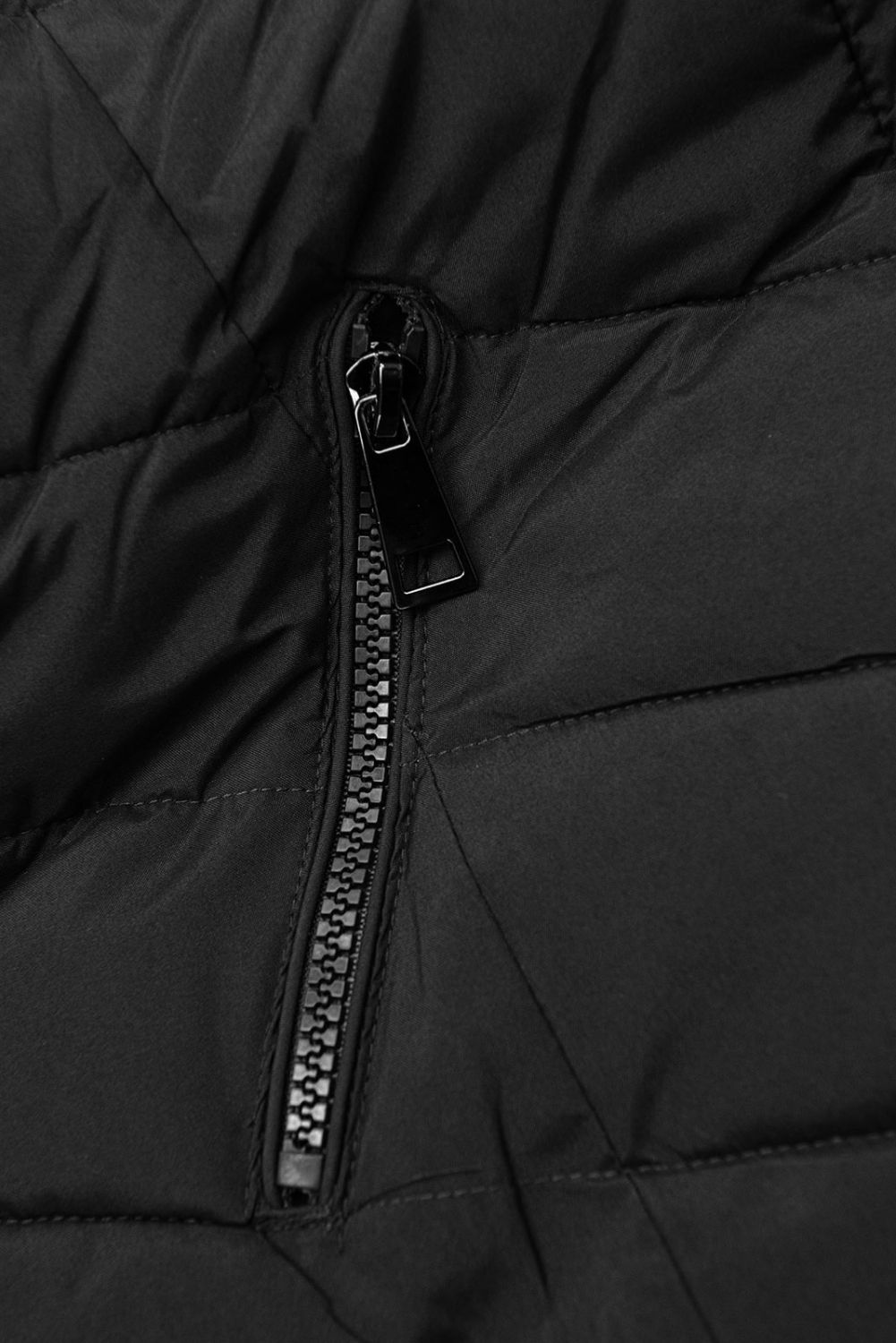 Schwarze Winterjacke für breitere Hüften