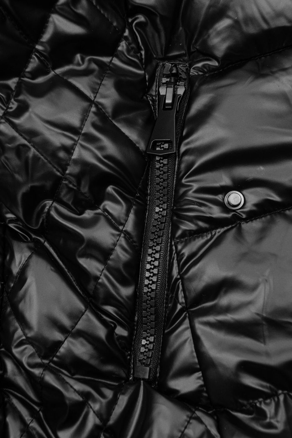 Gesteppte Jacke in glänzender Optik in Schwarz