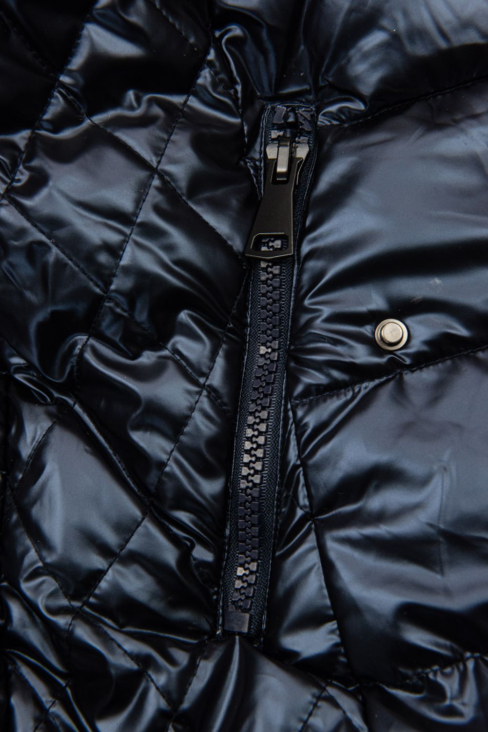 Gesteppte Jacke in glänzender Optik in Navy